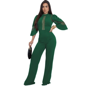 Détail d'une combinaison vert forêt avec tulle et coupe large à taille haute
