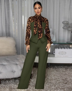 Detailansicht der Leopardenbluse mit Schleife und passender High-Waist-Hose