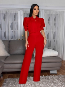 Eleganter roter Jumpsuit mit weitem Bein, Spitzenbesatz, Schleifenausschnitt und hoher Taille