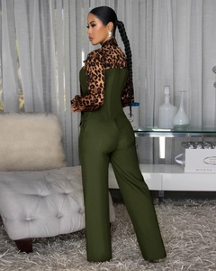Detail eines eleganten Leoparden-Patchwork-Jumpsuits mit olivgrüner Hose im modernen Raum