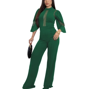 Détail d'une combinaison vert foncé élégante avec empiècements en mesh et jambes larges