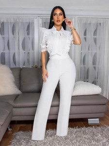 Eleganter weißer Damen Jumpsuit mit Spitzenbesatz, weitem Bein und Schleifenkragen