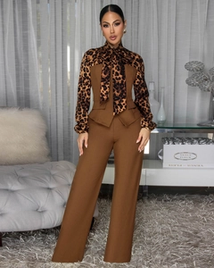 Detail der eleganten Bluse mit Leopardenmuster, Schleife und brauner weiten Hose