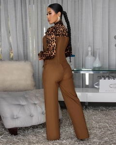Detailansicht der Leoparden-Print-Nähte und Taille am braunen Jumpsuit mit weitem Bein