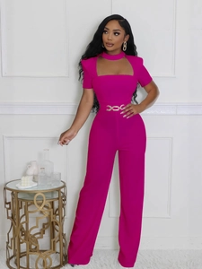 Combinaison pantalon large rose rouge élégante avec col ras du cou et chaîne dorée