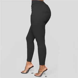Detail of high-waist black leggings featuring functional back pockets and lifting effect
