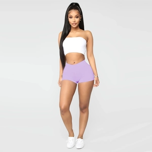Nauwsluitende lila yoga shorts met hoge taille voor dames tijdens een fitness fotoshoot