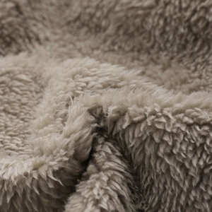Macro del tessuto in pile grigio-marrone soffice che mostra calore e morbidezza