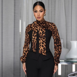 Eleganter Jumpsuit mit Leopardenmuster, Taillenbindung und weitem Bein für Damen