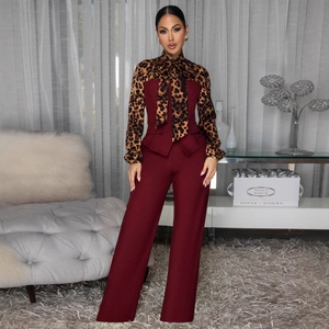 Eleganter burgunderroter zweiteiliger Anzug mit Leoparden-Bluse und weiter Hose