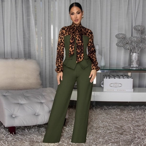 Elegantes Damen-Set mit Leoparden-Bluse, Schleife und olivgrüner Weitbeinhose