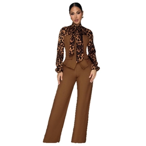 Elegantes Set aus Leoparden-Bluse mit brauner Weste und weit geschnittener Hose