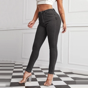 Detailopname van een donkergrijze skinny jeans met hoge taille van stretch denim en vijf zakken