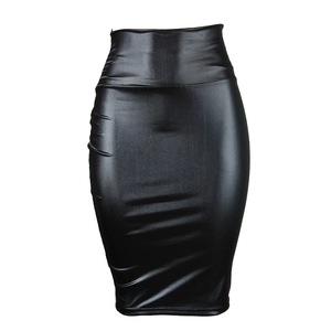 Gros plan d'une jupe en similicuir noir à taille haute montrant la texture brillante