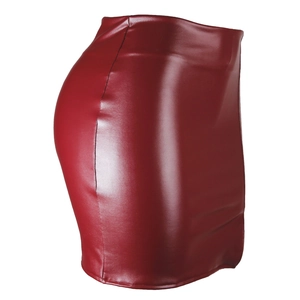 Détail de la mini-jupe taille haute en similicuir bordeaux avec coutures apparentes
