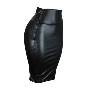 Détail de la jupe en simili cuir noir montrant la taille haute et la finition brillante