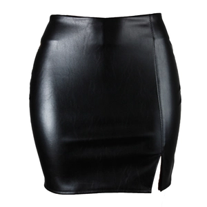 Détail de la fente latérale et de la texture du cuir PU lisse sur cette jupe noire chic