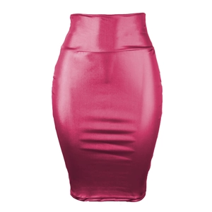 Détail de la jupe crayon rose fuchsia à taille haute en similicuir brillant