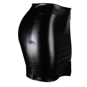 Détail d'une mini-jupe noire en similicuir à taille haute montrant la coupe ajustée