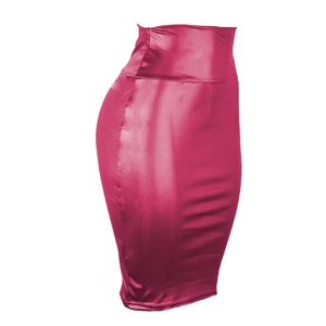 Détail d'une jupe crayon taille haute rose fuchsia en satin avec texture satinée