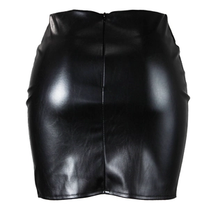 Détail d'une mini-jupe noire en similicuir PU avec fermeture éclair et texture mate chic