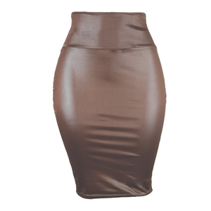 Vue détaillée d'une jupe crayon en similicuir marron foncé à taille haute brillante