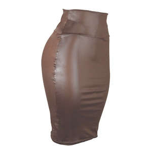 Détail de la jupe moulante en similicuir marron à taille haute avec fini satiné