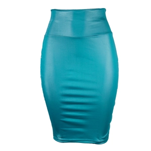 Détail de la jupe crayon turquoise en similicuir à taille haute avec fini brillant