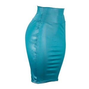 Détail de la jupe crayon turquoise en similicuir à taille haute avec fini brillant