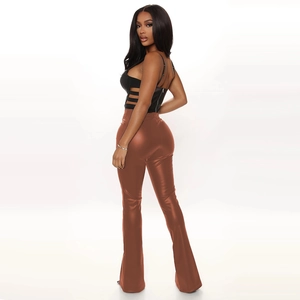 Détail du pantalon flare en similicuir marron à taille haute avec fente élégante au bas
