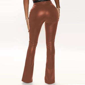 Vue détaillée du pantalon évasé en similicuir marron avec reflets métalliques et taille haute