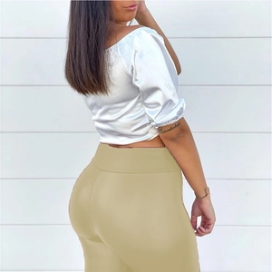 Dettaglio dei leggings in ecopelle kaki a vita alta con vestibilità push up liscia