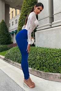 Detail of high waist skinny jeans in dark blue with body-shaping effect on model