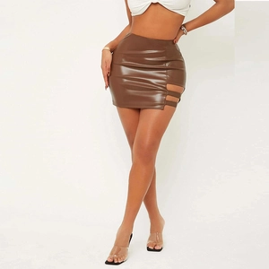 Mini-jupe en cuir PU marron avec découpe latérale sexy et coupe moulante ajustée