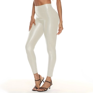 Détail du legging en similicuir blanc cassé à taille haute montrant la texture lisse