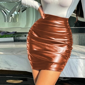 Gros plan détaillé sur la texture plissée de la mini-jupe marron en similicuir PU