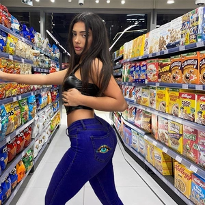 Détail de la broderie œil sur la poche arrière du jean skinny stretch à taille haute