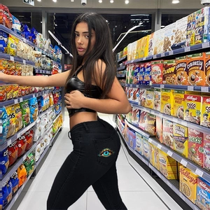 Détail de l'imprimé œil sur la poche arrière du jean skinny noir extensible pour femme
