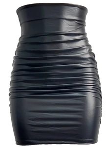 Détail de la mini-jupe noire en similicuir PU à taille haute avec texture plissée et effet brillant