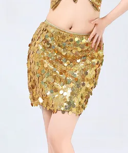 Detailansicht goldener Pailletten auf einem glamourösen Mini-Bodycon-Rock für Partys
