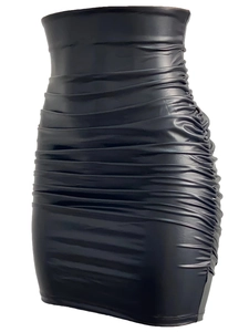 Détail de la texture froncée horizontale d'une jupe noire en similicuir à taille haute