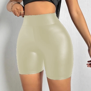 Dettaglio degli shorts a vita alta in pelle PU oro champagne con design slim fit