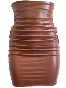 Détail de la jupe froncée en similicuir marron à taille haute avec texture moulante