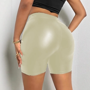 Vista posteriore di pantaloncini in pelle PU cachi a vita alta con effetto lifting