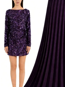 Vue détaillée d'une robe courte à paillettes violettes et texture plissée du tissu