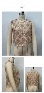 Détail du haut à sequins or rose avec tulle transparent et franges scintillantes