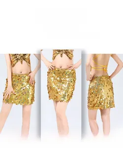 Detail von goldenem Pailletten-Minirock und Halter-Top für festliche Bühnenauftritte
