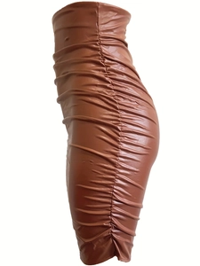 Détail de la jupe froncée en cuir PU marron avec une coupe slim et taille haute chic