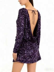 Mini robe à paillettes violet foncé avec dos nu en U et manches longues élégantes