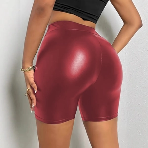 Vista dettagliata degli shorts a vita alta in ecopelle rossa metallizzata con effetto push-up